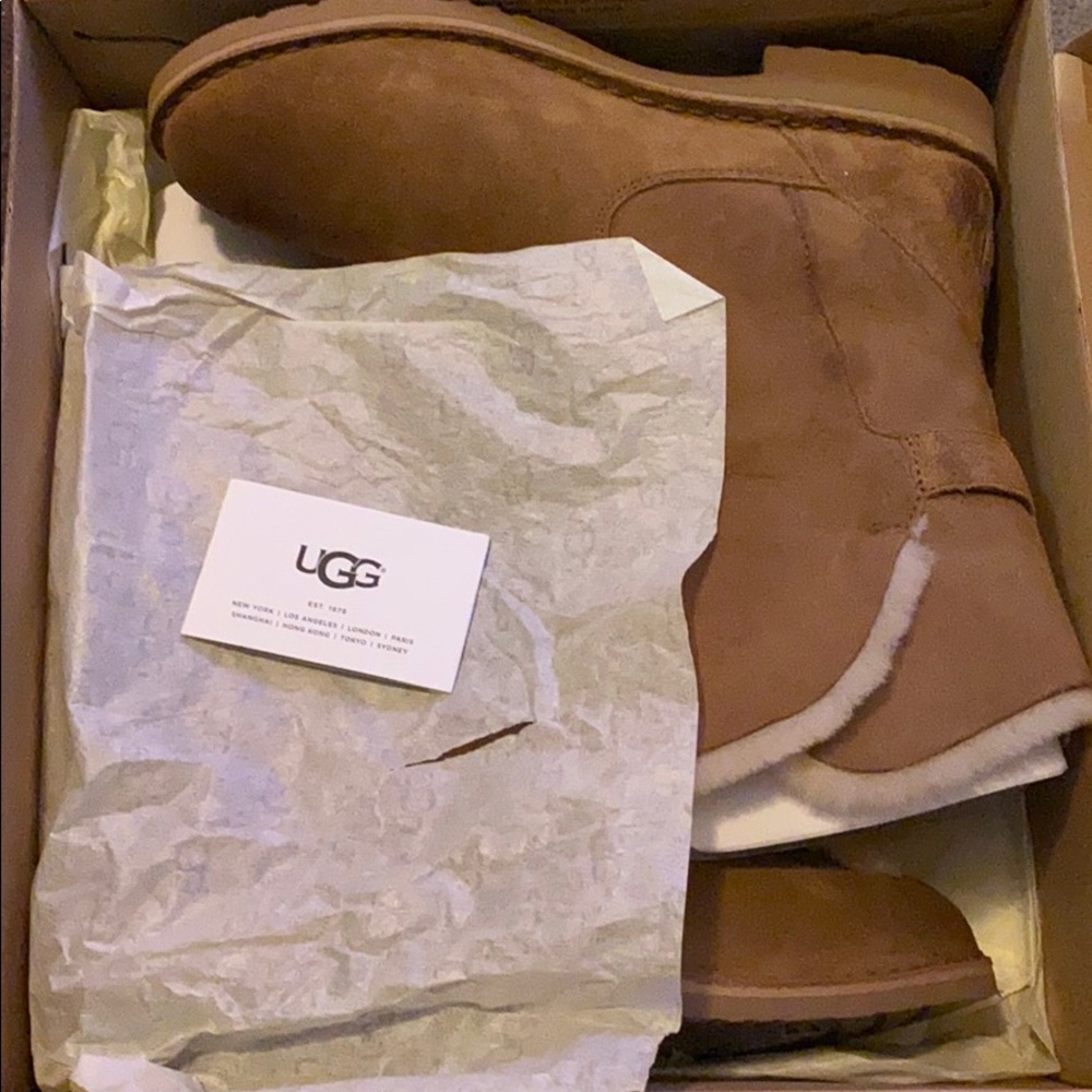 UGG Boots - Tan